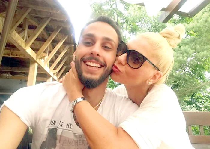 
    Adina vrea o carieră  solo, iar iubitul ei,  Glance, îi va compune  