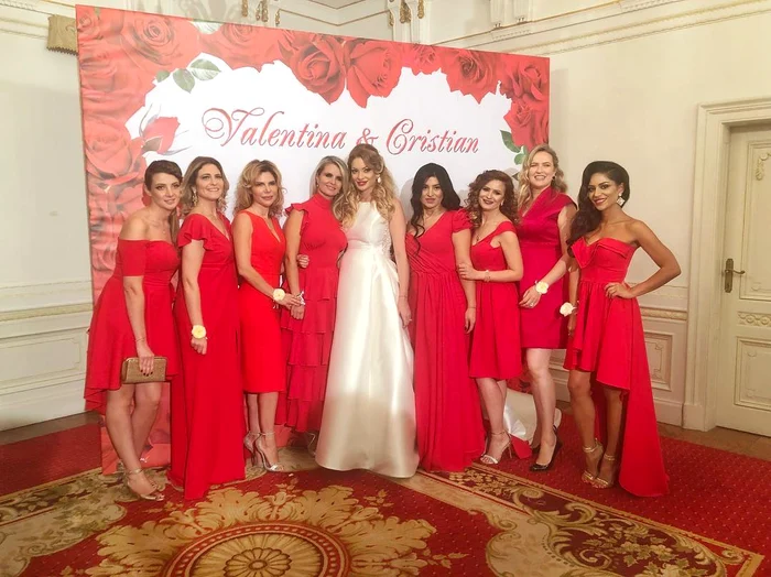 Domnişoarele de onoare ale miresei au fost uşor de identificat în sala grandioasă unde s-a ţinut evenimentul