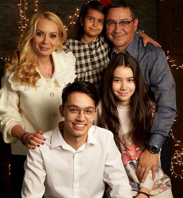 Daciana Sârbu, Victor Ponta și copiii lor. foto: arhiva personala
