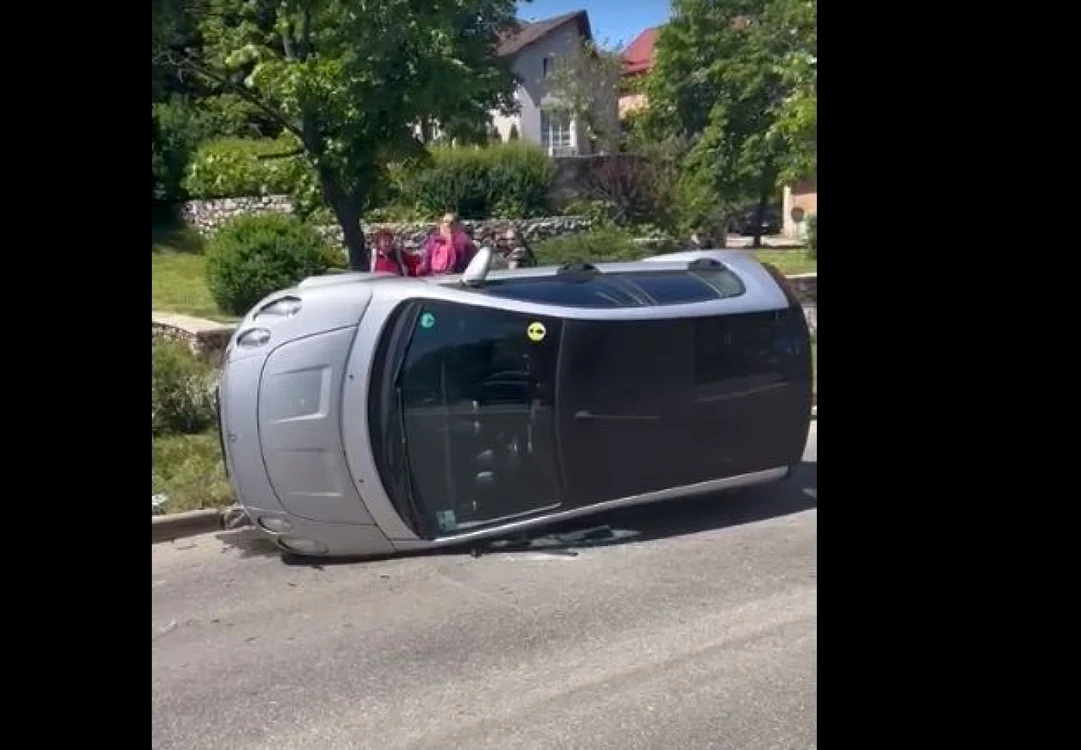 O şoferiţă de 71 de ani s-a răsturnat cu maşina pe un bulevard din Piteşti. Ce a păţit pensionara