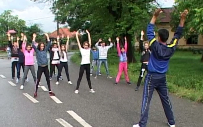 
    Elevii de la Şcoala gimnazială Budieni, din comuna gorjeană Scoarţa, fac orele de educaţie fizică în stradăFOTO: adevarul.ro  