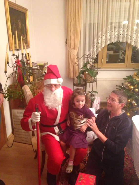 
    Mircea Sandu a fost Mos Craciun, spre incantarea nepoatei, Simona  