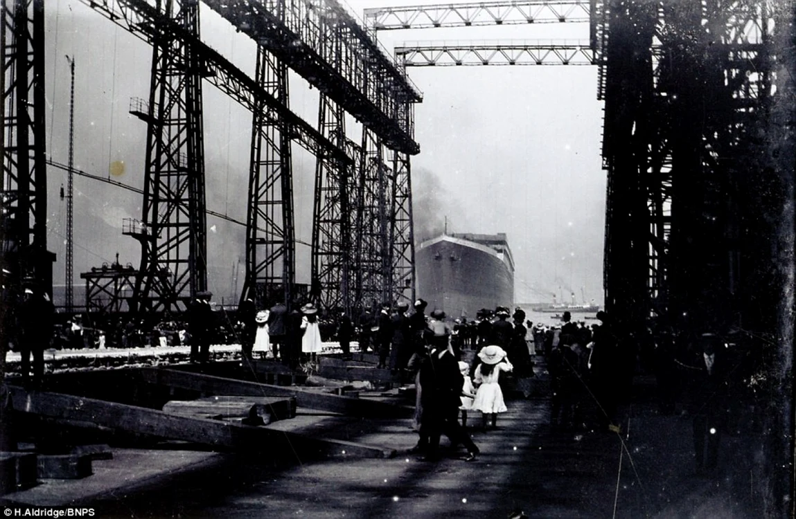 Peste 100.000 de oameni au venit să vadă lansarea la apă a Titanicului, care era cel mai mare vapor construit până atunci/Imagini H. Aldridge/BNPS/Daily Mail