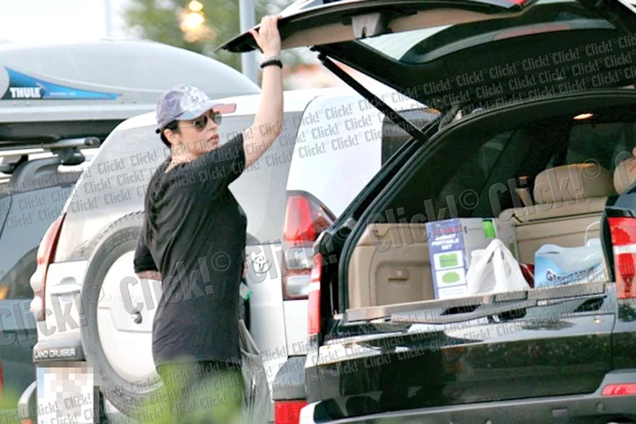 Andreea Marin caută în geantă bani, impresionată  de fetiţa care cerşeşte alături de mama ei (FOTOGRAFII: ALEX MUSCALIU)