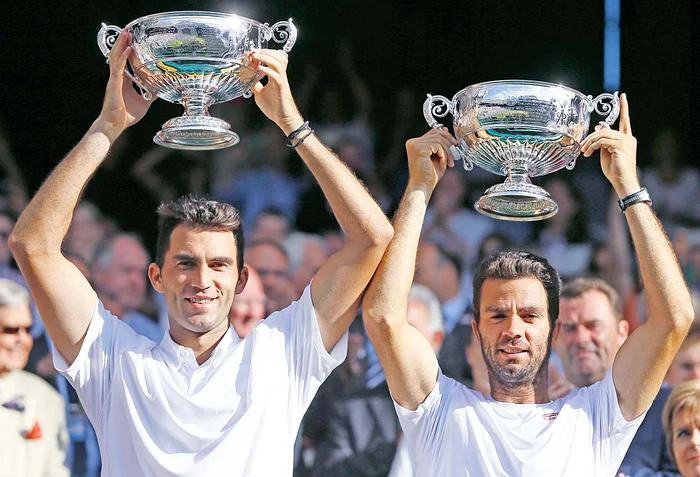 
    În turul doi, au salvat  o minge de meci, germanul  Begemann alunecând pe  iarbă în timp ce încerca să  se deplaseze către minge   