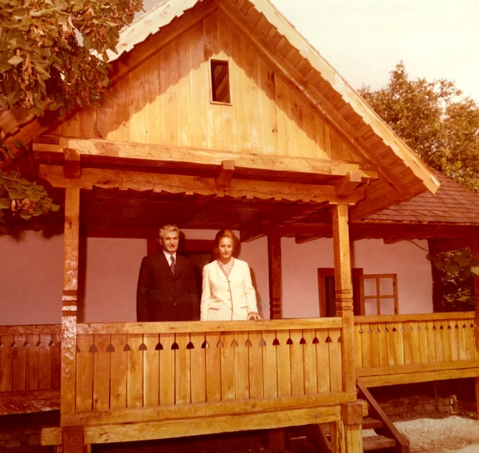 1979, septembrie 22, Scorniceşti. Nicolae şi Elena Ceauşescu aflaţi în pridvorul casei părinteşti. SURSA FOTO: Facebook/Arhivele Naţionale ale României