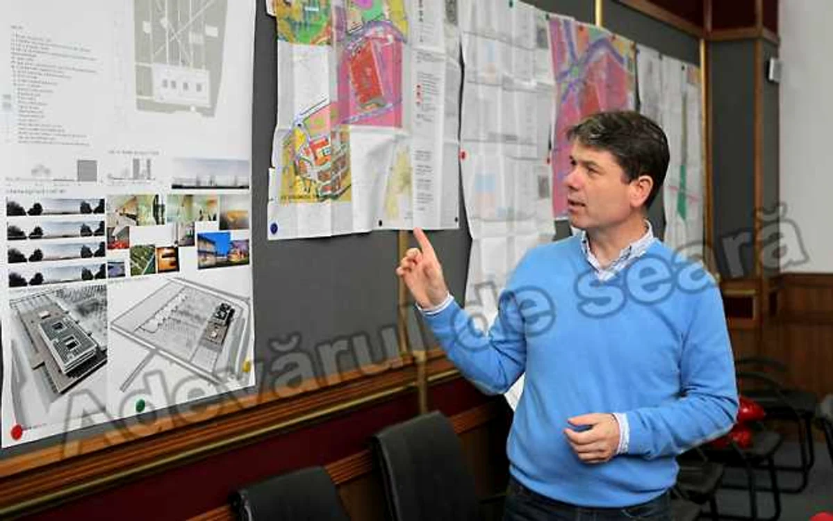 George Scriparu indică, deocamdată pe hârtie, planurile de investiţii de la Braşov, foto: Bogdan Crăciun