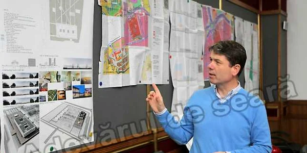 George Scriparu indică, deocamdată pe hârtie, planurile de investiţii de la Braşov, foto: Bogdan Crăciun