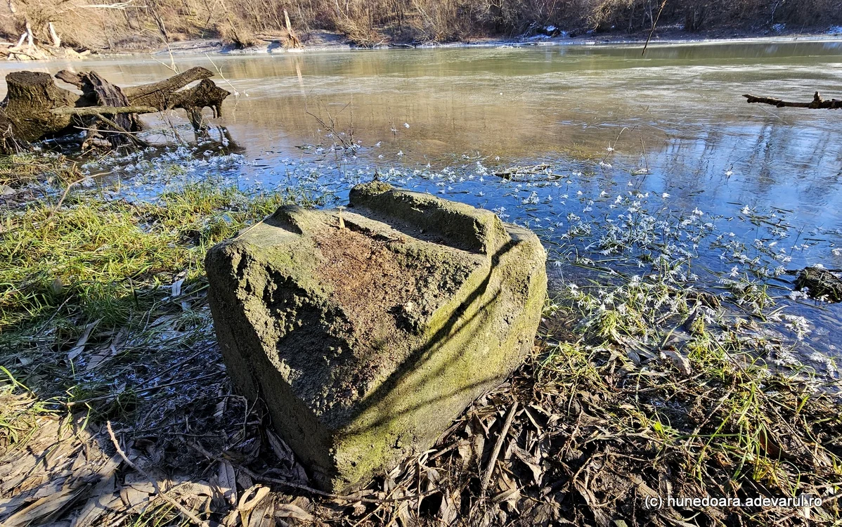 Rămășițele unui monument de pe malul Lacului Cinciș. Foto: Daniel Guță. ADEVĂRUL