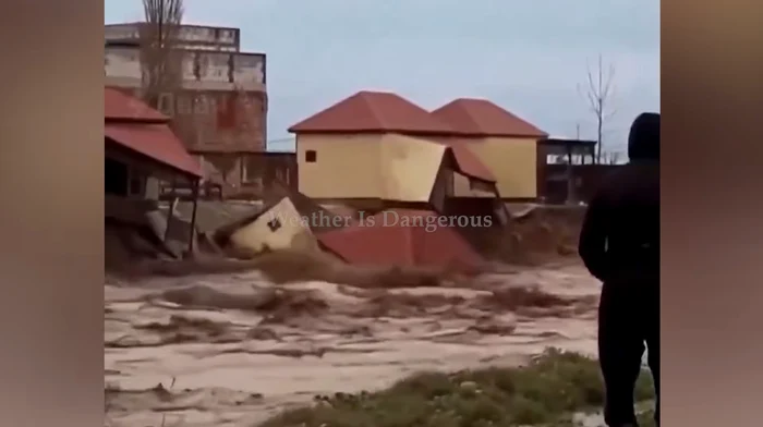 Cel puțin cinci persoane și-au pierdut viața în urma inundațiilor. FOTO: captură video YouTube