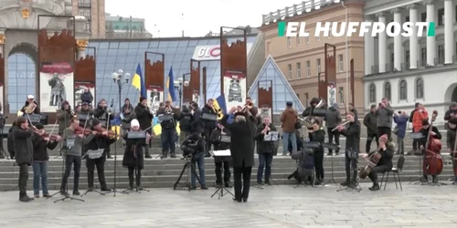 O orchestră din Kiev cântă imnul naţional al Ucrainei în centrul oraşului foto Captură video/ Twitter