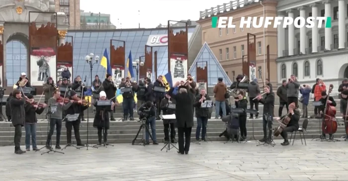 O orchestră din Kiev cântă imnul naţional al Ucrainei în centrul oraşului. FOTO: Captură video/ Twitter