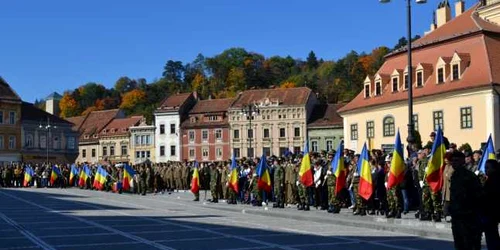 Militarii au descins în Piaţa Sfatului.