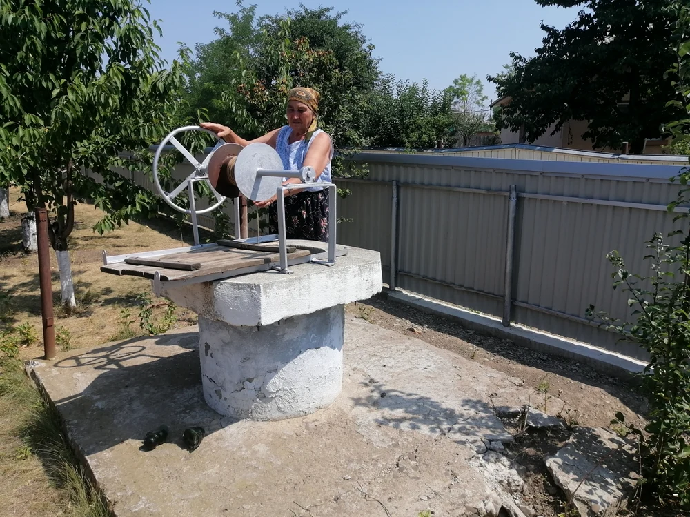 Oamenii se chinuie să scoată apă din fântâni