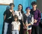 Jojo predă cursuri de actorie la care participă și cei doi copii ai ei, Zora și Achim
