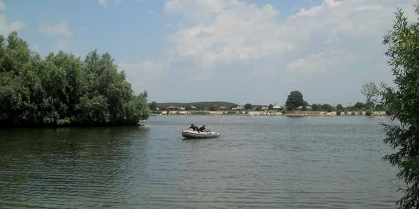 Pompierii militari îl caută pe tânărul dispărut în apă 