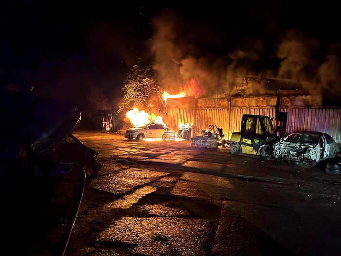 Incendiul a afectat trei hale industriale din Galați FOTO ISU Galați