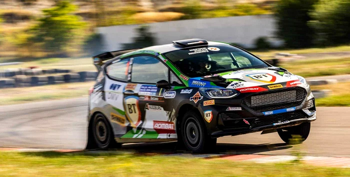 Zgmotul motoarelor atrage lumea la marginea circuitului