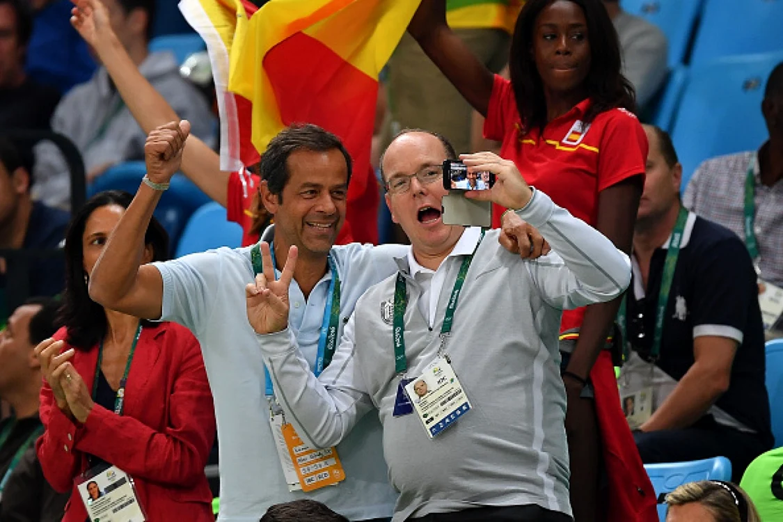 Albert de Monaco, fericit într-un selfie cu un prieten. FOTO Getty Images