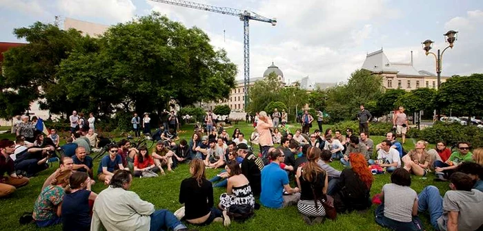 „Greva cetăţenească” din faţa TNB-ului, pe 25 mai 2014  FOTO  Vlad Petri