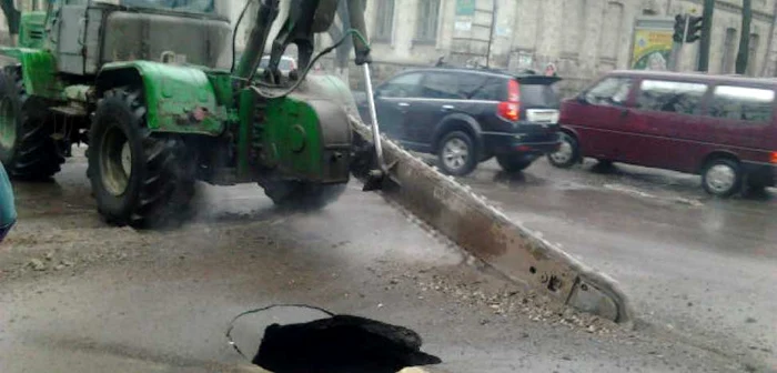Zona a fost izolată şi muncitorii fac lucrări de reparaţie a carosabilului FOTO: IPN