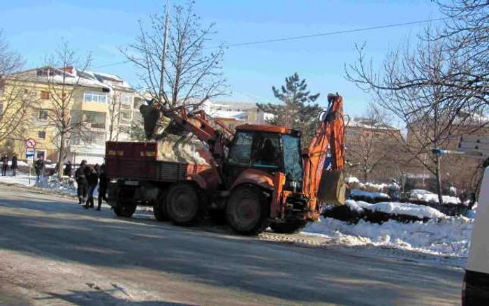 Primăria a împrumutat utilaje pentru deszăpezirea din oraş Foto: Ştefan Borcea