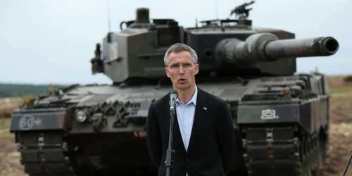 Jens Stoltenberg secretarul general al NATO da o declaraţie în faţa unui tanc Leopard aparţinând armatei poloneze în timpul exerciţiului militar NATO Noble Jump în Zagan Polonia FOTO Guliver/GettyImages