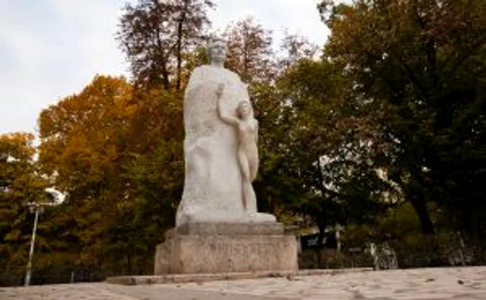Statuia lui Eminescu, vandalizată de peste 20 de ori FOTO: Arhivă, Adevărul