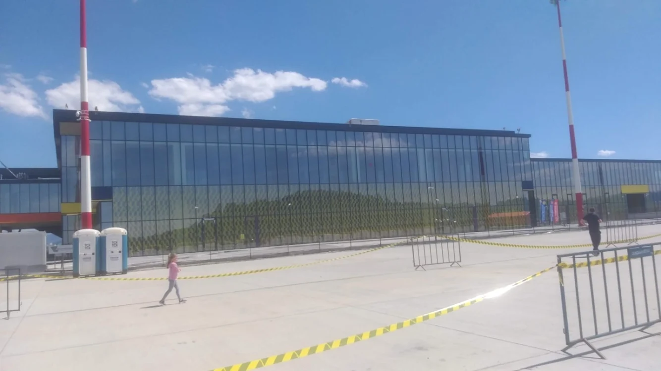 Doar terminalul viitorului aeroport de la Braşov se află aici Turnul de control va fi la Arad FOTO Ioan Buciumar