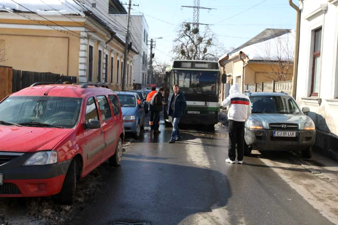 Uite cum parchează unii şoferi din Cluj