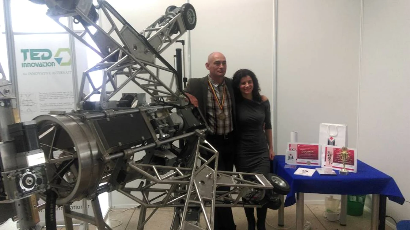 Adrian Tomoiagă şi soţia lui, lângă robotul premiat cu argint la Geneva Foto: Andrei Şovan