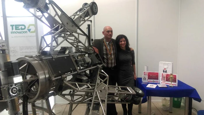 Adrian Tomoiagă şi soţia lui, lângă robotul premiat cu argint la Geneva Foto: Andrei Şovan