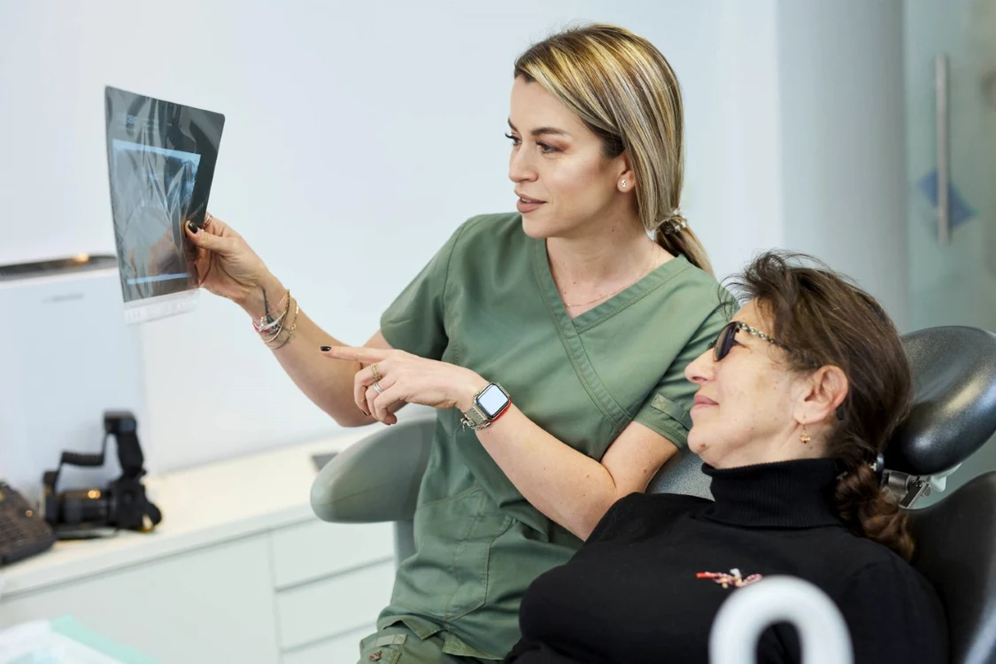 Medicul stomatolog Sorina Stroe, împreună cu o pacientă