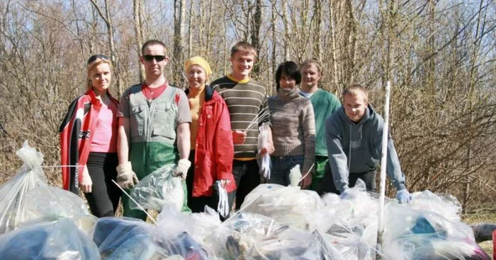 Voluntarii şi-au propus să adune mii de tone de deşeuri