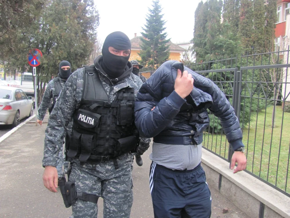 Cei doi au fost dusi la sediul IPJ Sibiu, pentru audieri - Foto Arhiva Adevărul