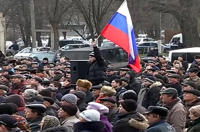 Mai multe sute de găgăuzi au manifestat cu steaguri ruseşti, în centrul oraşului Ceadîr-Lunga Foto: Protv.md