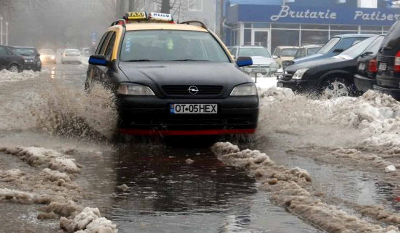 Maşinile au circulat cu greu prin bălţile formate în urma precipitaţiilor