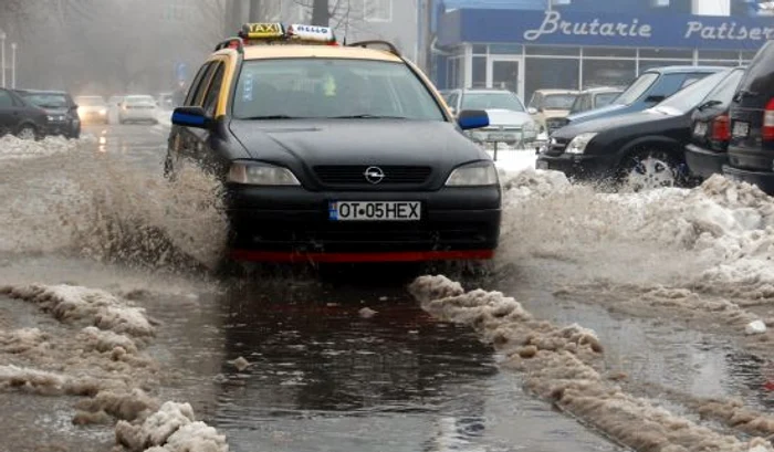 Maşinile au circulat cu greu prin bălţile formate în urma precipitaţiilor