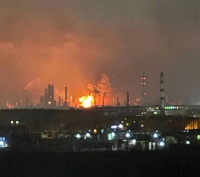 O importantă rafinărie din Rusia a oprit operațiunile, din cauza atacurilor ucrainene