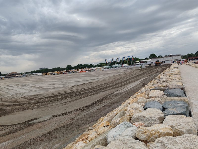 Plajele din sudul litoralului, extinse în plin sezon estival. Patronatele din turism: „Nu puteau să planifice și să țină cont să nu facă lucrări în sezon?”    