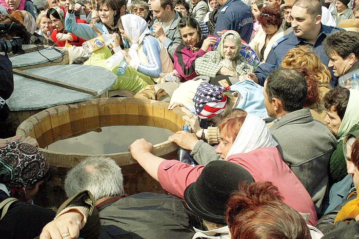 
    Mânăstirea Dervent: credincioşii se înghesuie, an de an, să ia Agheazmă MicăFoto: Mediafax  