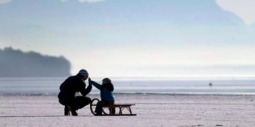 Un tată şi copilul său se bucură de o plimbare pe lacul îngheţat Ammersee în Stegen am Ammersee Germania FOTO Guliver / Getty Images / Johannes Simon
