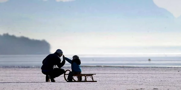 Un tată şi copilul său se bucură de o plimbare pe lacul îngheţat Ammersee în Stegen am Ammersee Germania FOTO Guliver / Getty Images / Johannes Simon