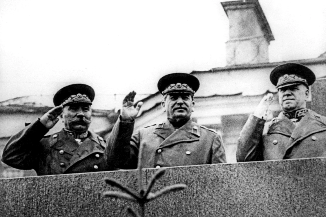 Iosif Stalin asistă la parada din Piața Roșie, la 24 iunie 1945 (© Wikimedia Commons)