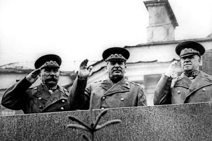 Iosif Stalin asistă la parada din Piața Roșie, la 24 iunie 1945 (© Wikimedia Commons)