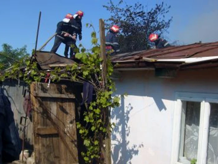 Botoşani: Incendiu produs de televizor lăsat în priză