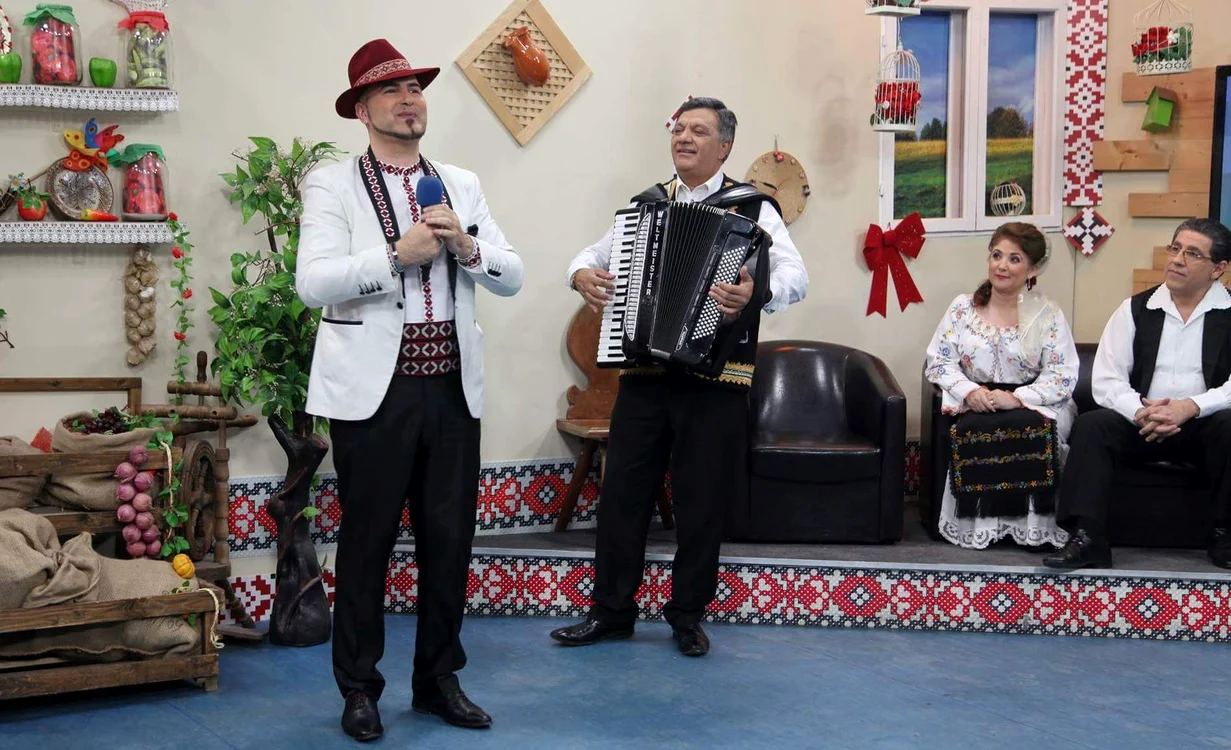 
    Daniel Trifu cântă piese din folclorul muntenesc şi dobrogean  