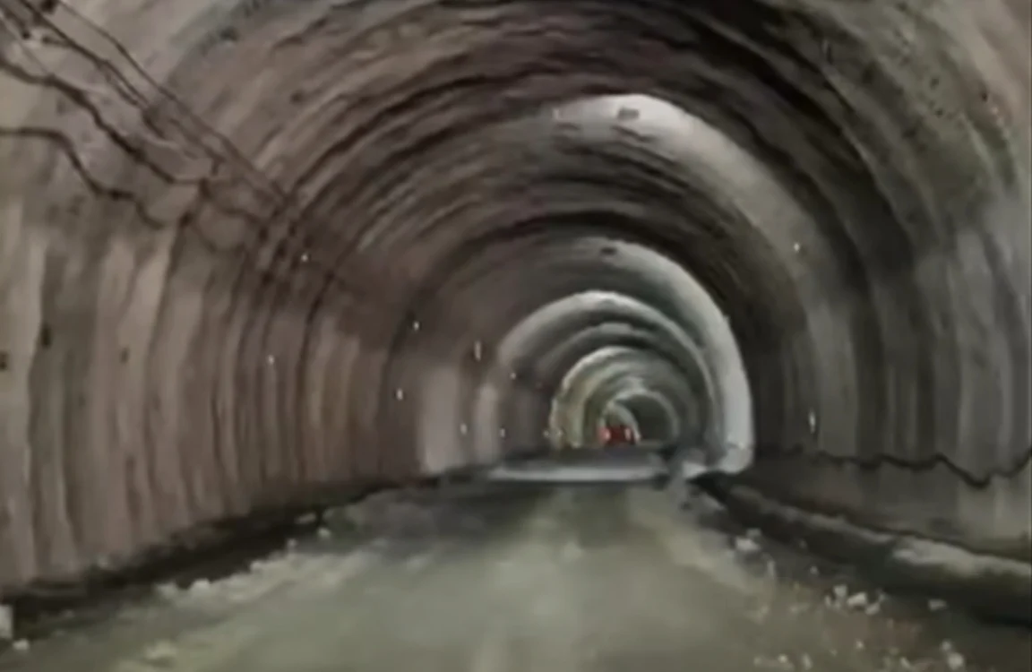 Tunelul Robești măsoară 900 de metri. Foto: captură video Facebook 