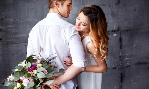 barbat care ii ofera iubitei un buchet de flori de valentines day jpeg