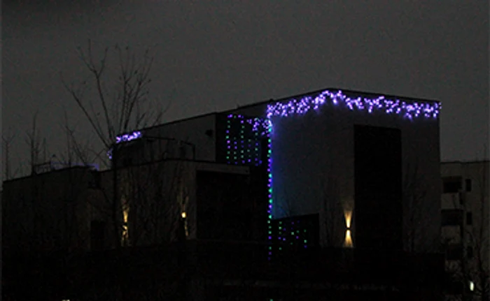 2020. Liviu Vârciu, vedeta de la „Te cunosc de undeva”, nu angajează oameni să-i pună beculeţele la înălţime. O face chiar el